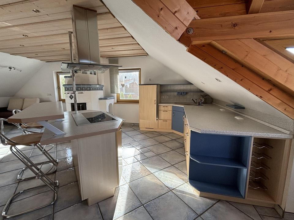 Charmante 3-Zi.-Whg. im DG mit offener Küche, Kachelofen, Carport – Bild 8