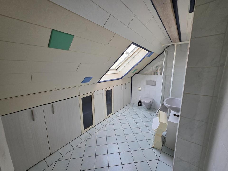 Frisch sanierte Dachgeschosswohnung mit Klimatisierung und Balkon am Ortsrand – Bild 9