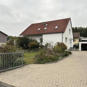 Geräumiges Einfamilienhaus mit schönem Naturgarten und Einzelgarage
