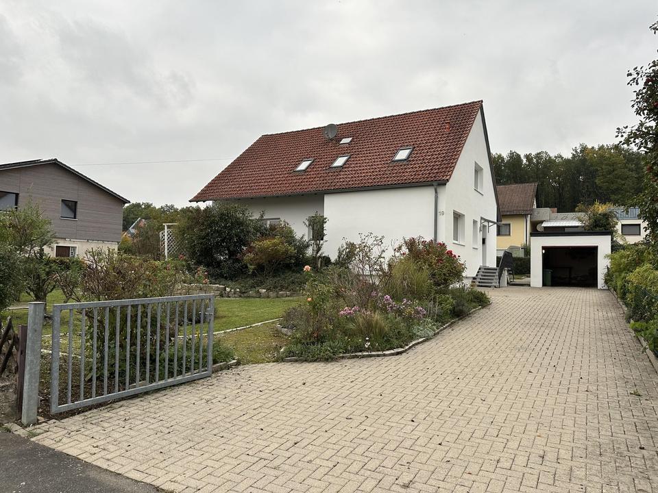 Geräumiges Einfamilienhaus mit schönem Naturgarten und Einzelgarage