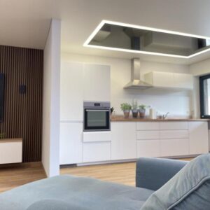 Geschmackvolle, vollst. renovierte 2-Raum-Wohnung mit geh. Innenausstattung mit Balkon und EBK