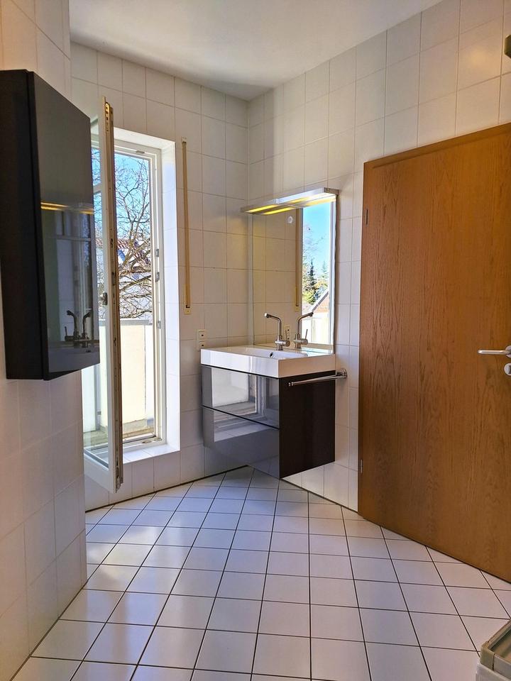 Helle Dachwohnung mit Südterrasse und Blick ins Grüne – Bild 12