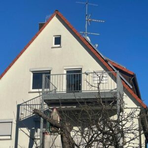 Lichtdurchflutete 3 Zi.-Whg. mit Sonnenbalkon, Gartenanteil und Tageslichtbad im Dreifamilienhaus