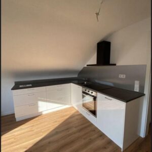 Renovierte 2-Zimmer-Wohnung mit 89 m², Einbauküche, Gäste-WC und Garage in Grabenstetten