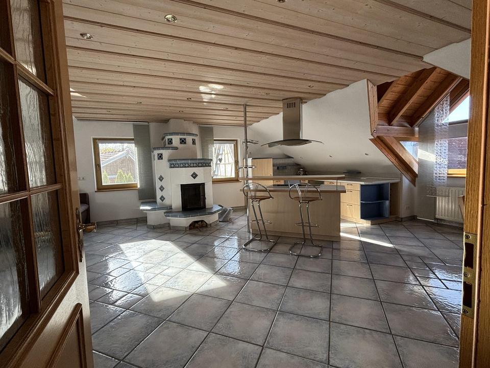 Charmante 3-Zi.-Whg. im DG mit offener Küche, Kachelofen, Carport – Bild 2