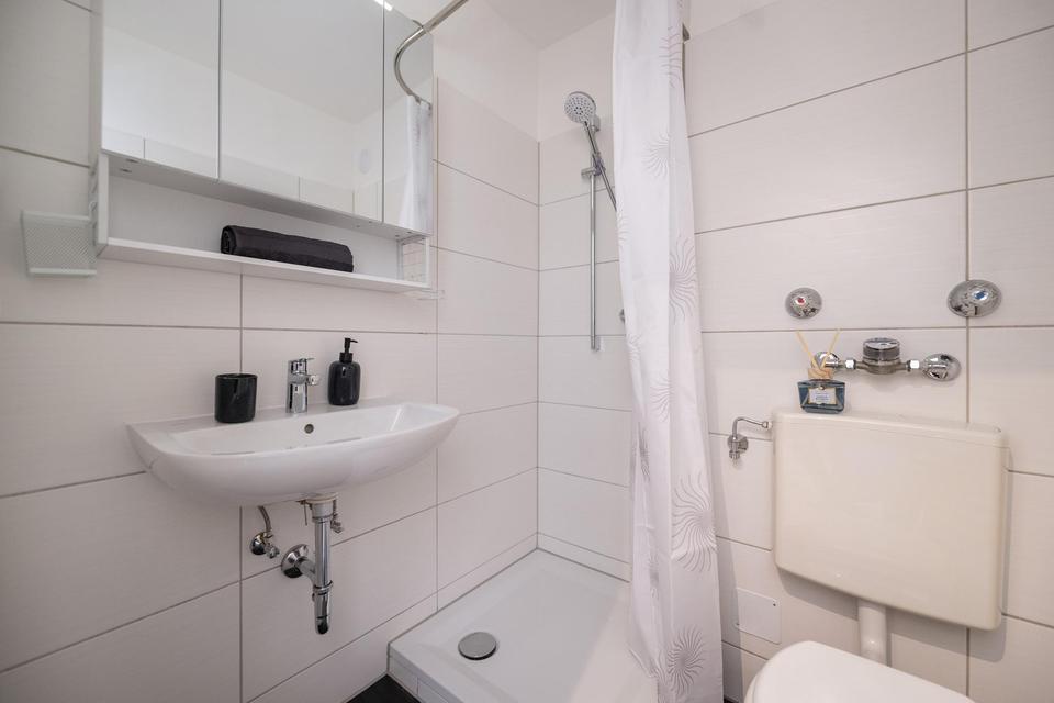 Neu renovierte 2 Zi-Whg m. Balkon voll möbliert mit Schwimmbad – Bild 14