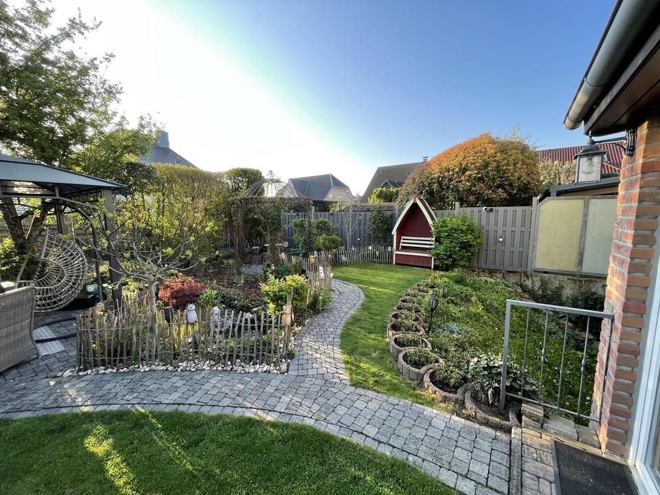 Unabhängig von Öl und Gas. Gepflegte Zweifamilienhaus-DHH in ruhiger und zentraler Lage von Alpen – Bild 3