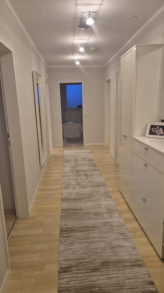 Helle 4 Zimmer Wohnung mit Balkon