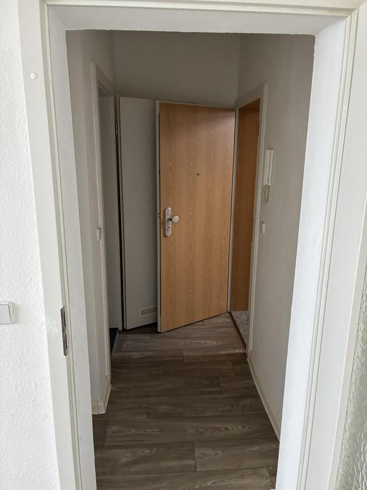 Renovierte und helle 1-Zimmer-Wohnung mit Duschbad – Bild 4