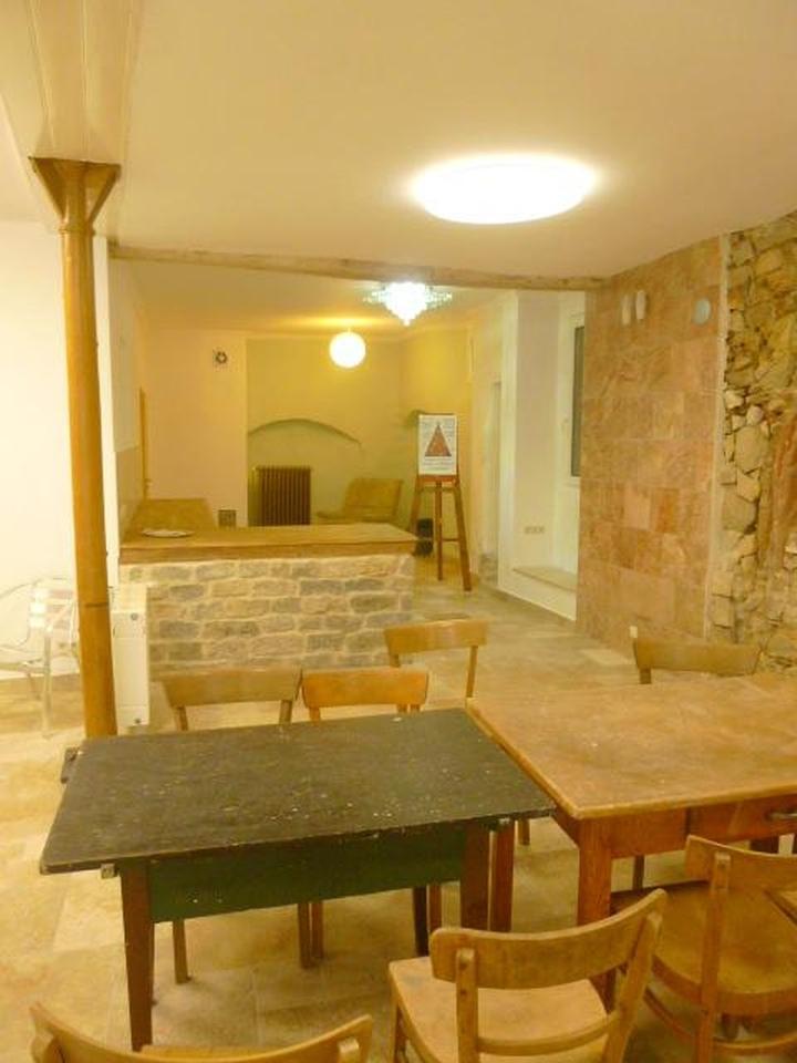 Charaktervolle EG-Wohnung mit Naturstein, Stuck und großzügiger Fensterfront – Bild 7