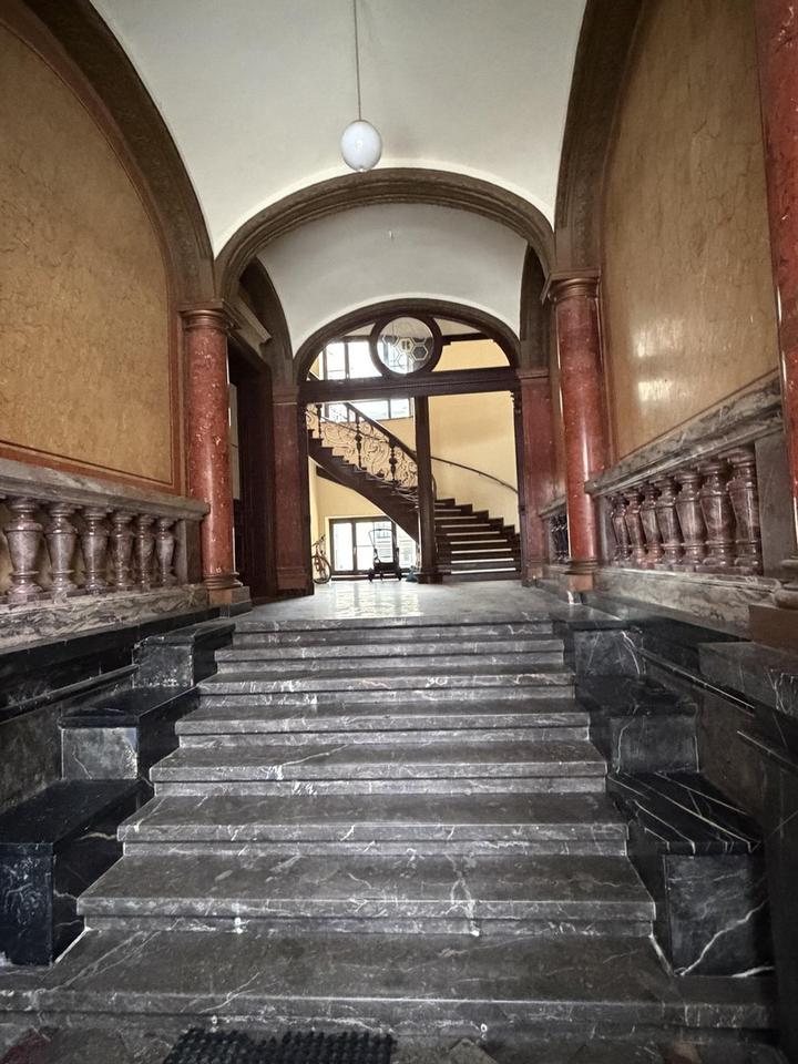 Gründerzeitbau: 3-Zimmer-Wohnung im 1. OG mit Balkon(en) mitten in der Altstadt – Bild 2