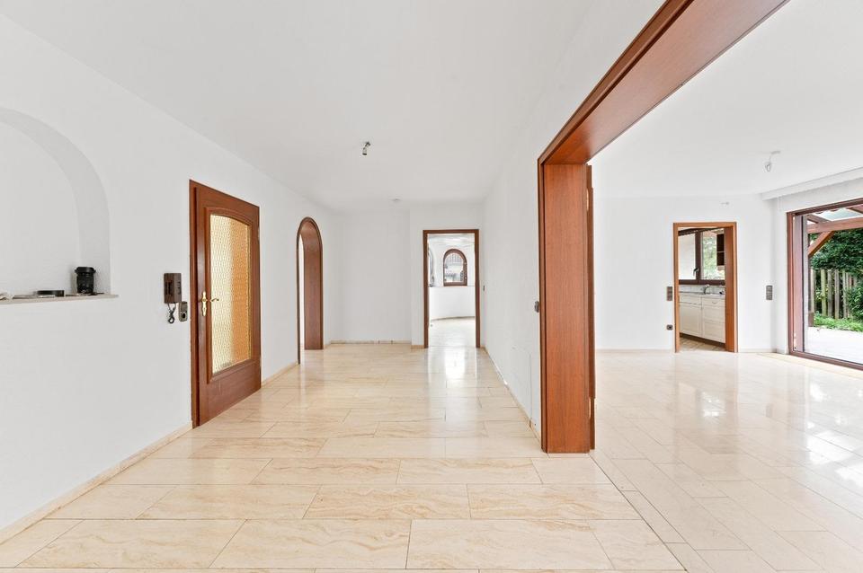 Repräsentatives 2-Familienhaus mit Ausbaupotential in begehrter Wohnlage – Bild 3