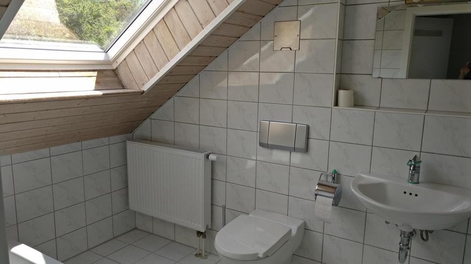 Charmante, Licht-durchflutete 3-Zimmer Maisonette-Wohnung mit großem Balkon und 2 Stellplätzen – Bild 8