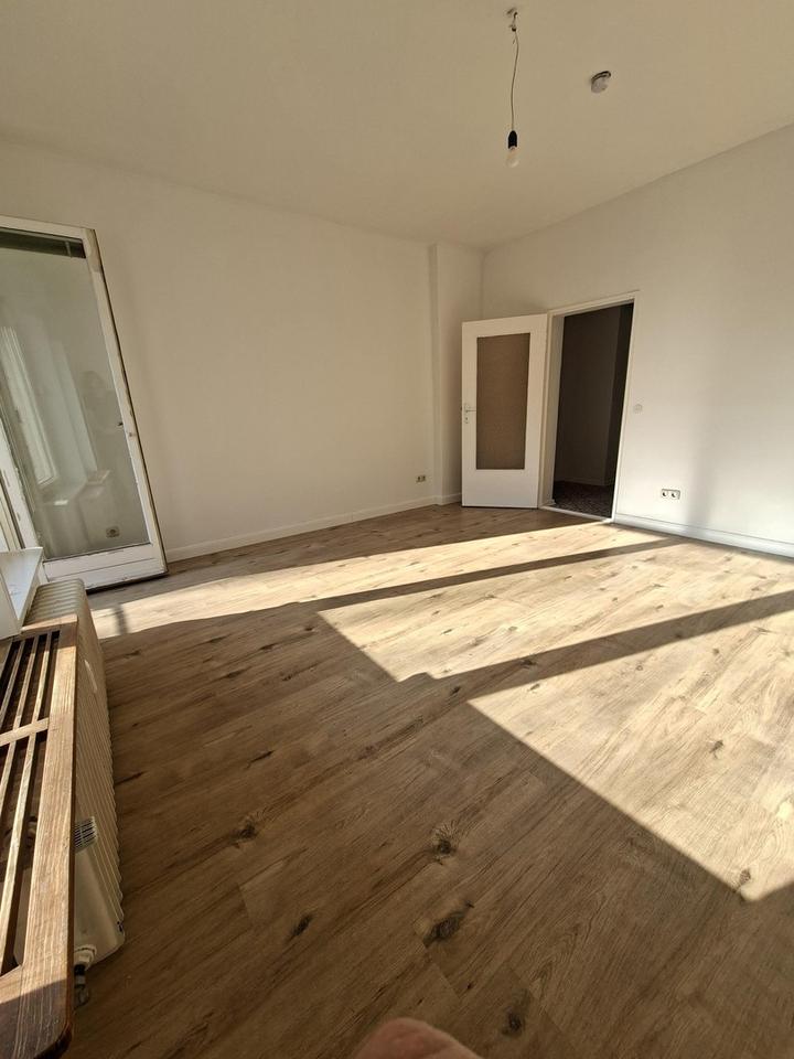 Toplage. Sehr schöne zwei Zimmer Wohnung in Tempelhof/ Kreuzberg mit großem Südbalkon