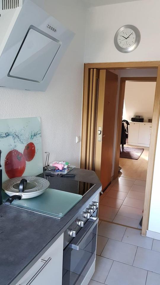 gepflegte, lichtdurchflutete Wohnung mit toller Einbauküche und Badmöbeln – Bild 3