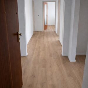 Neu Renovierte Helle 3-Zimmer-Wohnung mit Balkon, Aufzug & Top-Lage in Augsburg-Pfersee