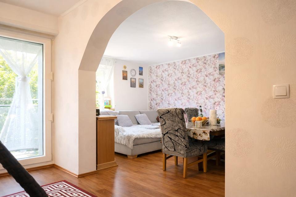 Charmante 3-Zimmer-Erdgeschosswohnung mit Loggia, EBK und Tiefgarage in zentraler Lage von Kelkheim – Bild 3