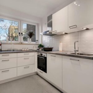 Wunderschöne renovierte 3-Zimmer-Wohnung mit Loggia, Aufzug und Stellplatz in Hannover