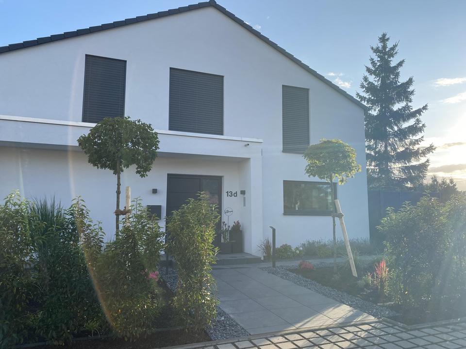 Neuwertiges Einfamilienhaus mit schönem Garten in privater Anliegerstraße – Bild 2