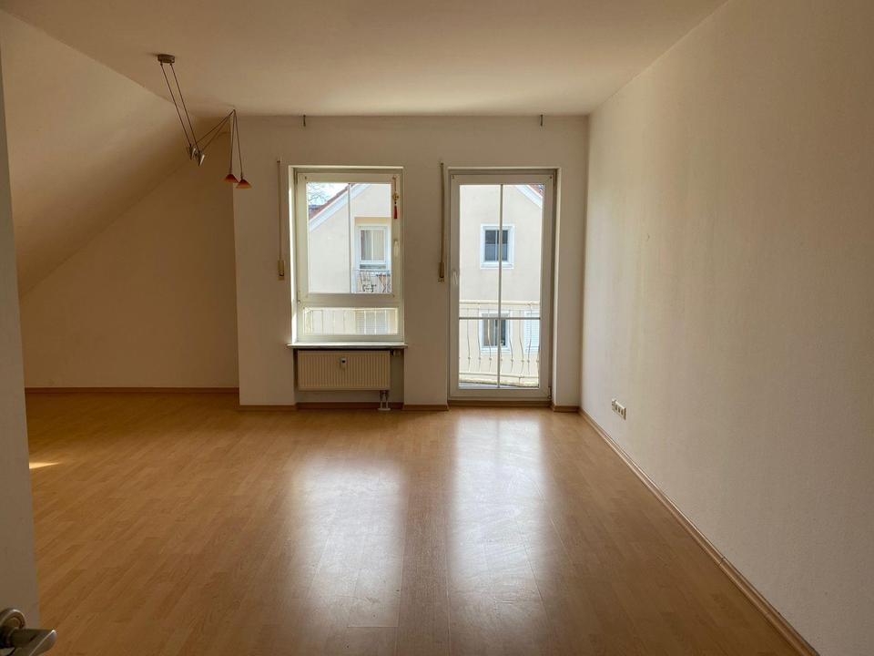 Charmante 1-Zimmer-Dachgeschosswohnung mit Balkon & Tiefgarage – Bild 3