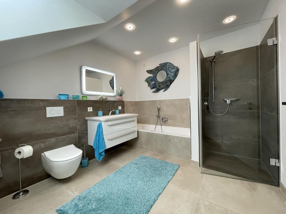 Moderne, neuwertige DHH (Effizienzklasse A) mit Einliegerwohnung - provisionsfrei – Bild 37