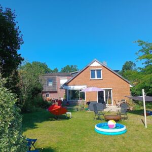 Modernisiertes Einfamilienhaus mit vollwertiger Einliegerwohnung und großem Garten