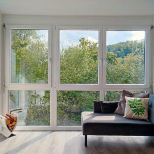 Stilvolle 2,5-Zi.-Designwohnung mit Wintergarten, voll möbliert, TG-Stellplatz & Blick ins Grüne