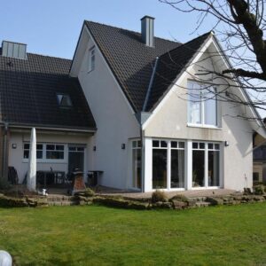 Modernisiertes Familienhaus mit großem Süd-West-Garten, Photovoltaik und Wärmepumpe