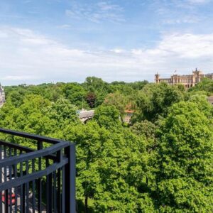 Wohnen mit Blick auf das Maximilianeum! Sanierte 2,5-Zimmer-Wohnung mit zwei Balkonen - sofort frei!