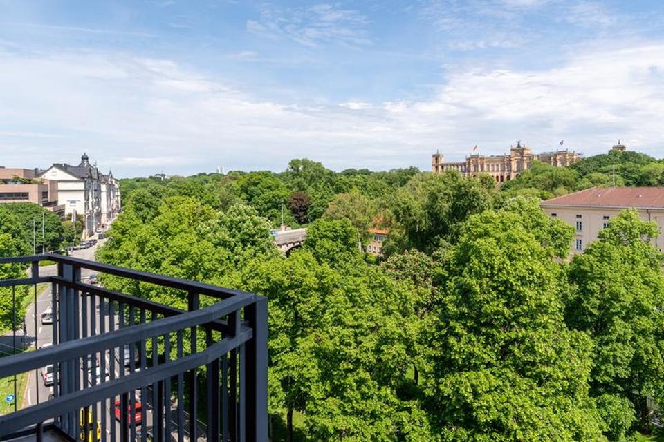Wohnen mit Blick auf das Maximilianeum! Sanierte 2,5-Zimmer-Wohnung mit zwei Balkonen - sofort frei!