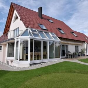 Gepflegtes Einfamilienhaus mit zwei Wohneinheiten und großem Grundstück in ruhiger Lage