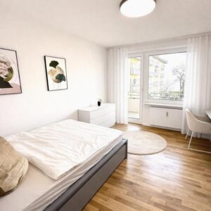 Schwabing West: ***WG-Zimmer mit Balkon am Olympiapark***спільна квартира***