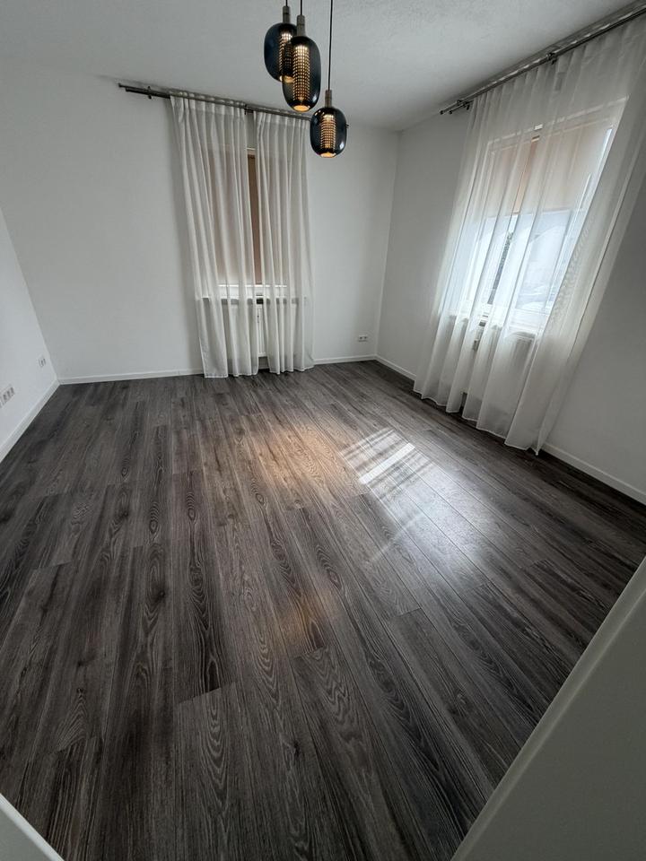 Helle freundliche 2 Zimmer Wohnung mit Einbauküche und Garten – Bild 3