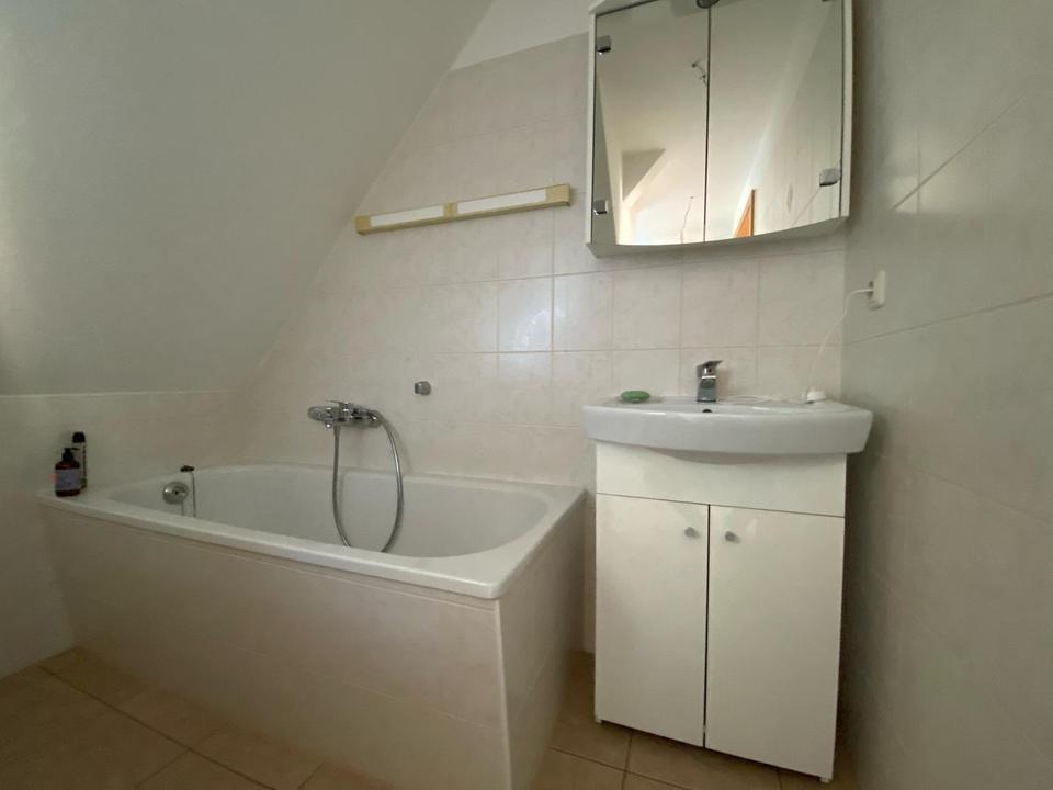 Renovierte Dachgeschosswohnung in ruhiger Lage – Bild 3