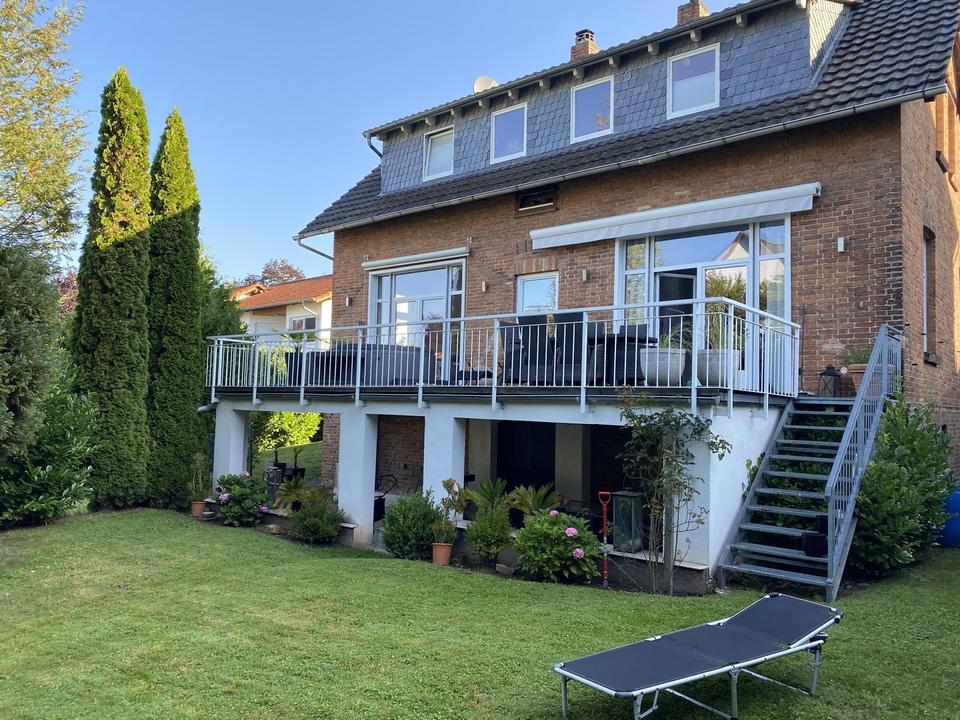 Charmantes Einfamilienhaus geh. Ausstattung mit Bachlauf – Bild 4