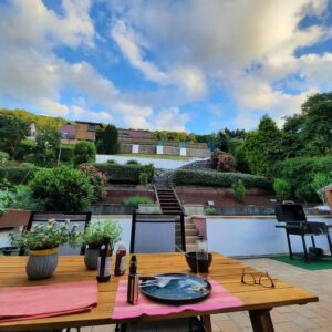 Sonnenterasse mit ruhigem Garten