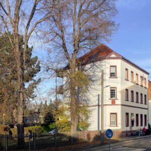 Seltene Gelegenheit: Modernisiertes MFH mit 5-Zimmer-Wohnungen & Bauland extra