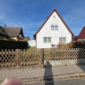 Grundstück mit renovierungsbedürftigen Altbestand