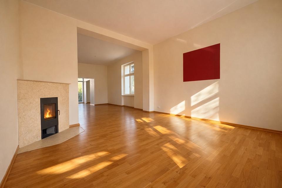 Herrschaftliche Hochparterrewohnung mit Terrasse, Kamin, Carport, in ruhiger Lage – Bild 2