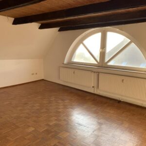 Renovierte große 3 Zimmer Dachgeschosswohnung in Schönberg ab sofort zu vermieten