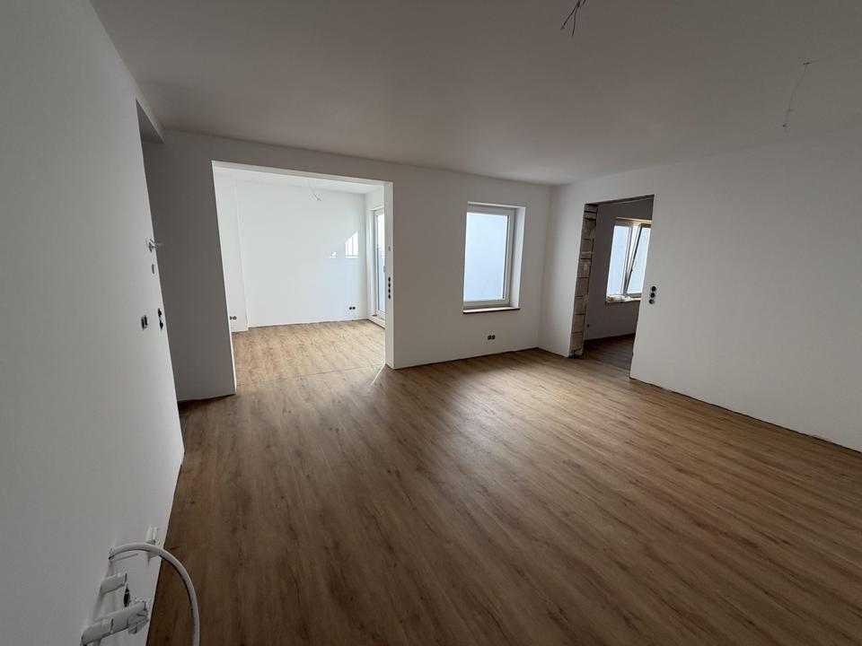 Großzügige 3-Zimmer-Wohnung mit Terrasse im Innenhof – Erstbezug – Wohnen in der Volkacher Altstadt – Bild 2