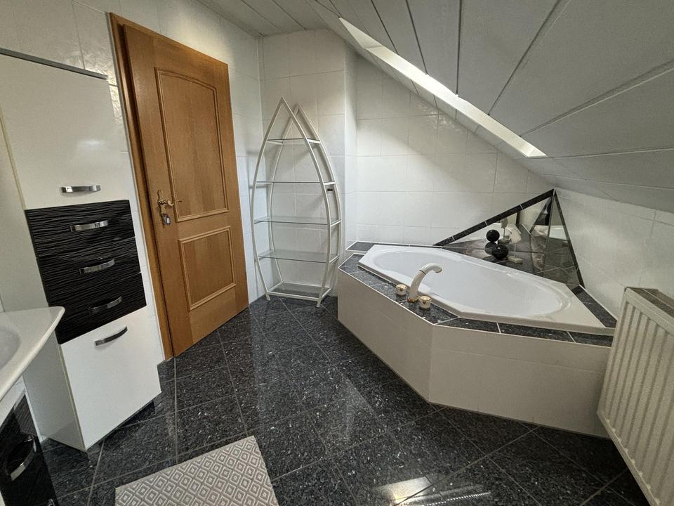 Charmante 3-Zi.-Whg. im DG mit offener Küche, Kachelofen, Carport – Bild 10