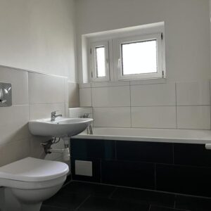 3-Raumwohnung mit modernem Badezimmer und Balkon