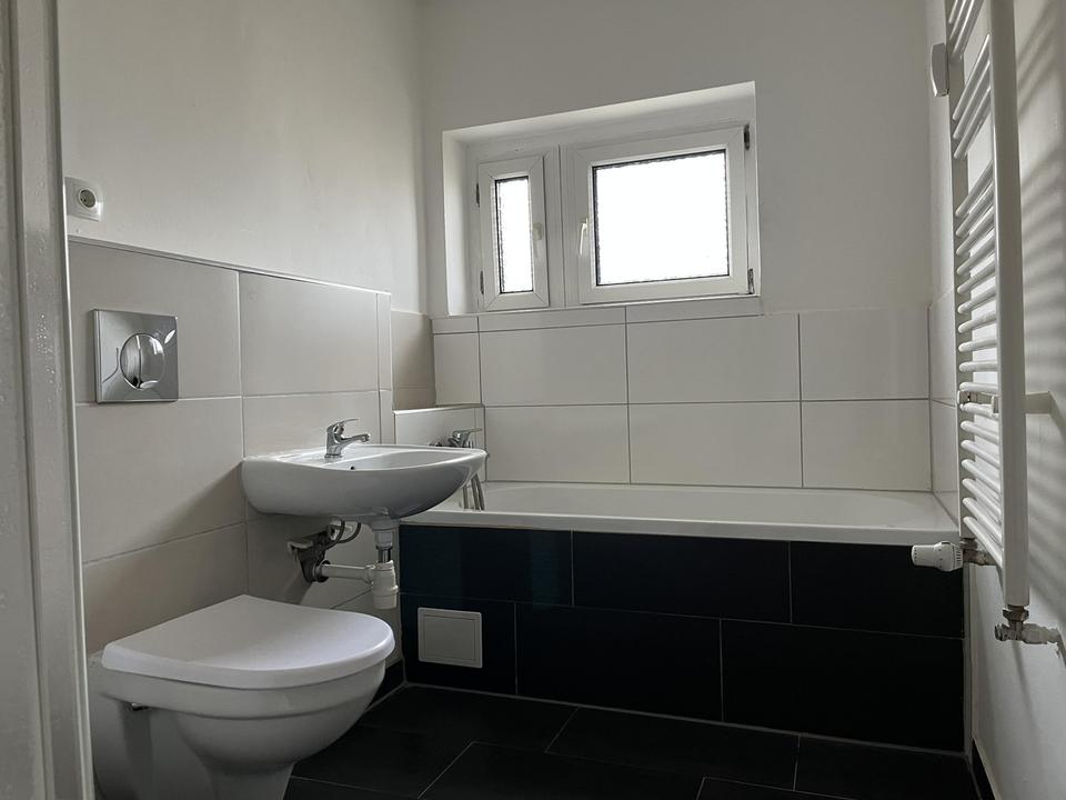 3-Raumwohnung mit modernem Badezimmer und Balkon