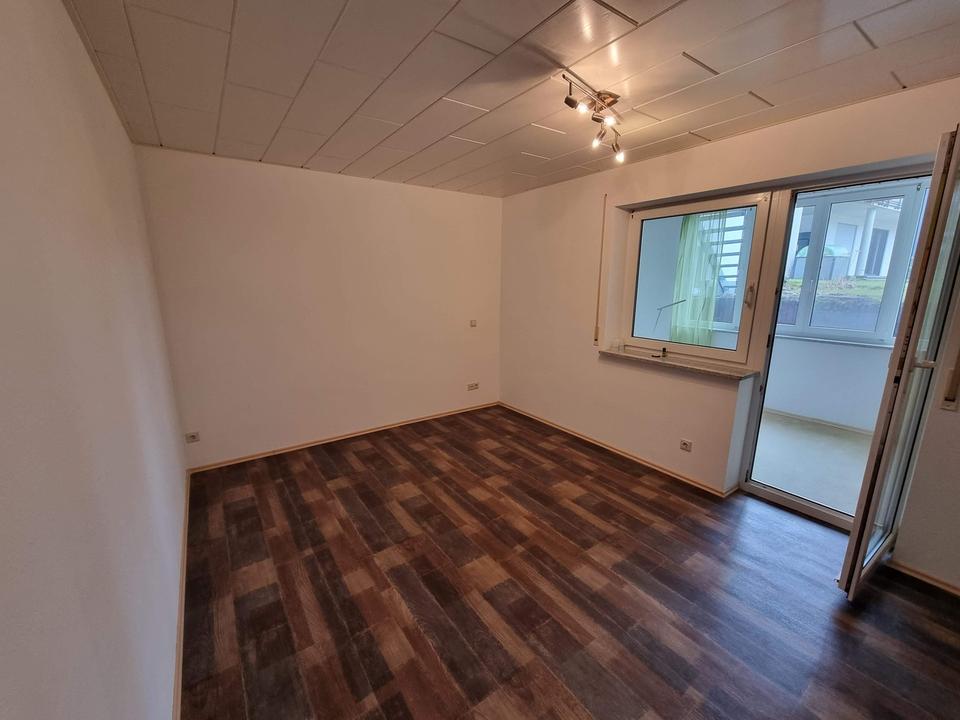 2-Zimmer Erdgeschosswohnung mit großem Wohnbereich, offener Küche und Garage – Bild 10