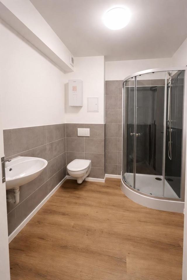 Modern sanierte 2-Zimmer-Wohnung mit Einbauküche inkl. Strom und Heizkosten – Bild 5