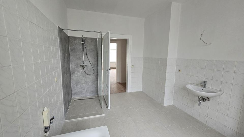Großzügige 3-Zimmer-Wohnung, frisch modernisiert, Dusch-Wannenbad – Bild 6