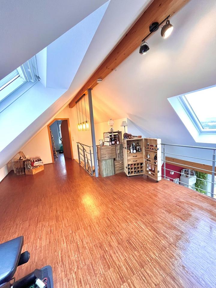 Möblierte 4,5-Zi.-Dachmaisonette mit Galerie, großem Balkon, TG & E-Ladestation – Bild 18