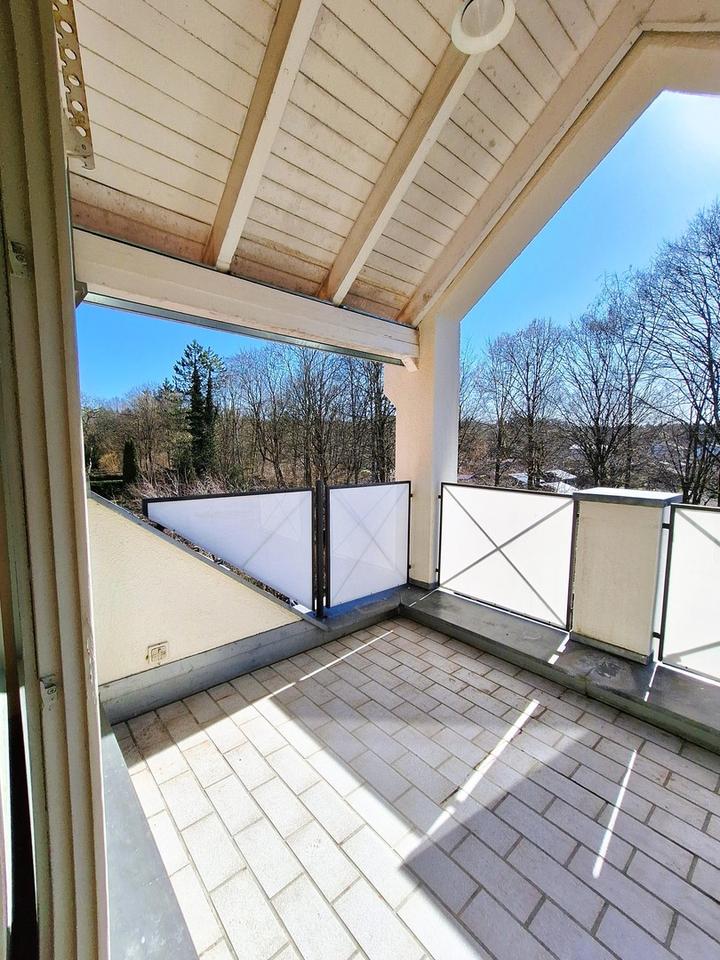 Helle Dachwohnung mit Südterrasse und Blick ins Grüne – Bild 5