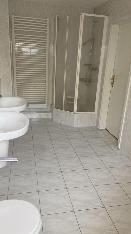 Charmantes Reihenhaus mit Garten in 08280 Aue + Garagen – Bild 4